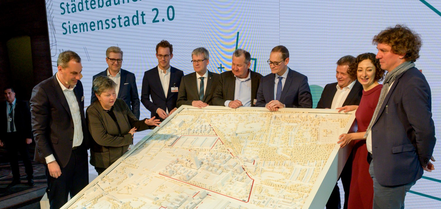 Die Jury präsentiert den Siegerentwurf des Städtebaulichen Wettbewerbs