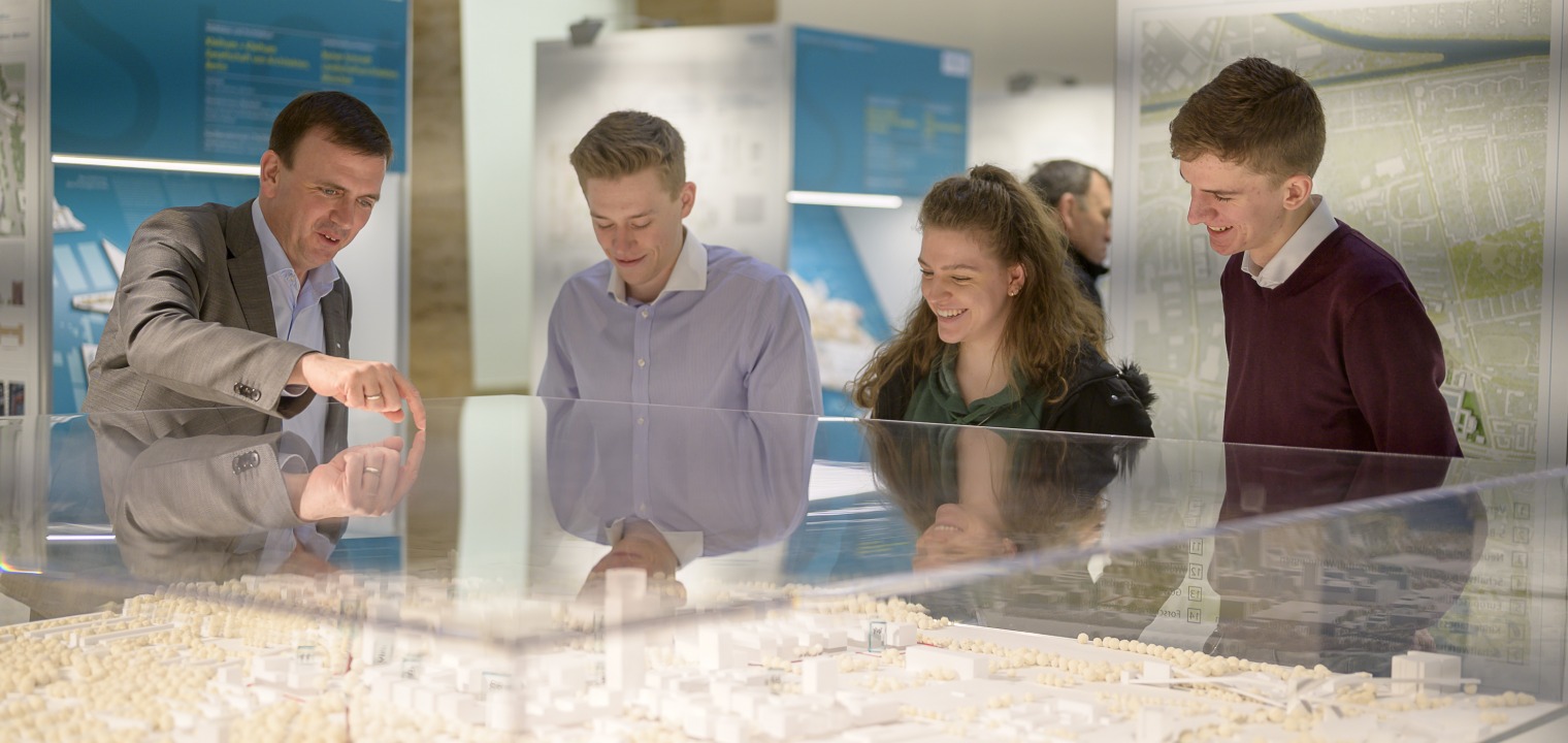 Visitors in front of the model Siemensstadt 2.0