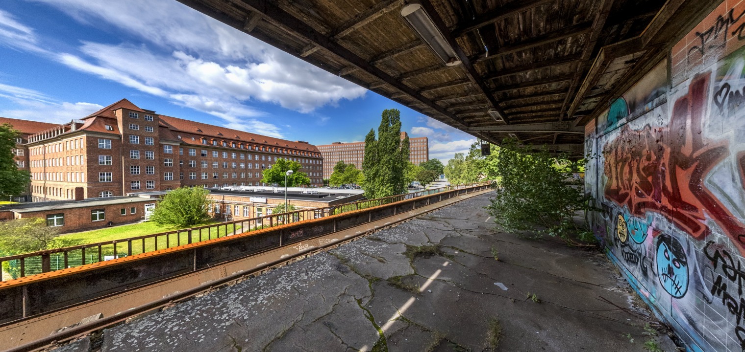 Photo of the old station of Siemensbahn with the view of Siemensstadt