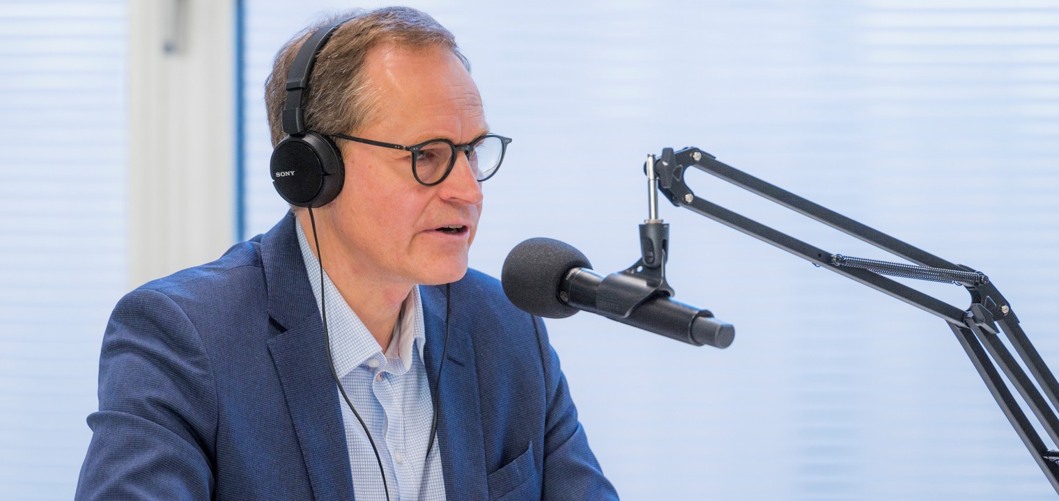 Michael Müller talks into the microphone for the Siemensstadt podcast