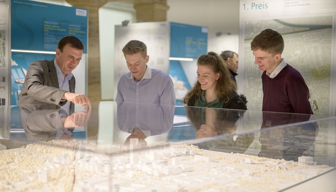 Visitors in front of the model Siemensstadt 2.0