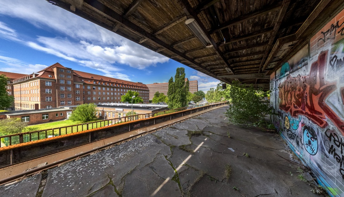 Photo of the old station of Siemensbahn with the view of Siemensstadt