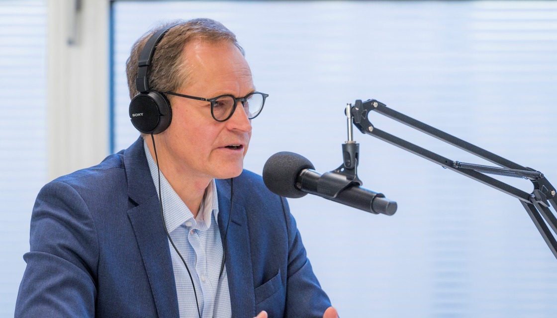 Michael Müller redet ins Mikrophon für den Podcast der Siemensstadt