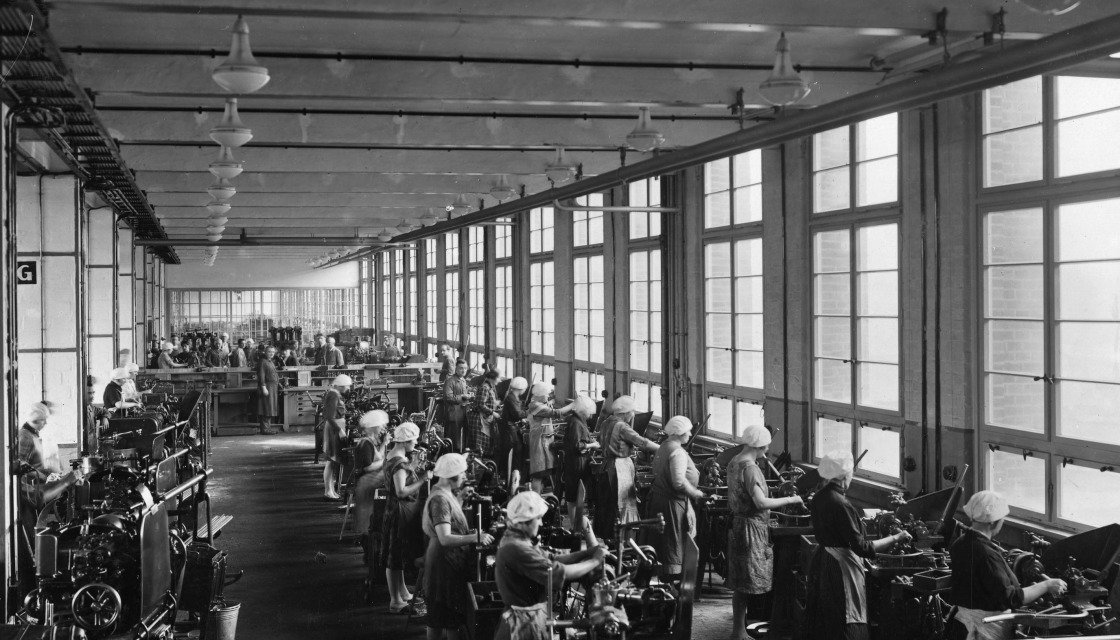 production workers in the Schaltwerk building