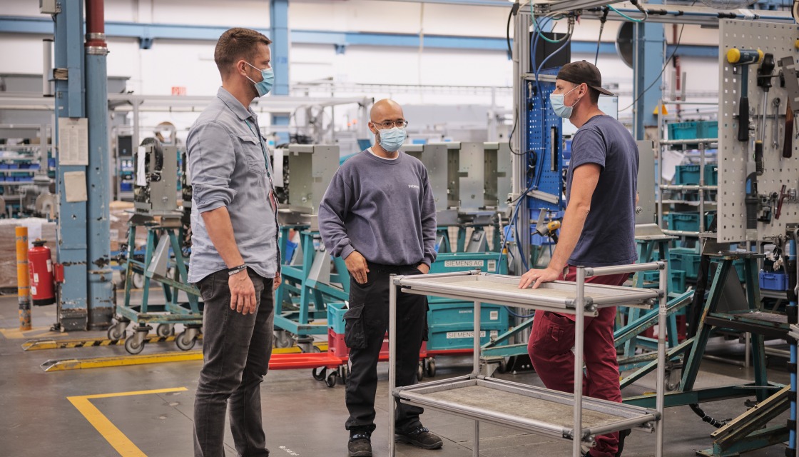 The Deputy Chairman of the Works Council in Siemensstadt talks to production workers  