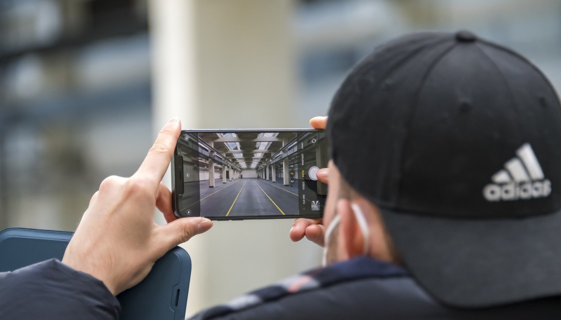 Young student photographs the interior of the Schaltwerkhalle | Picture © Etienne Girardet