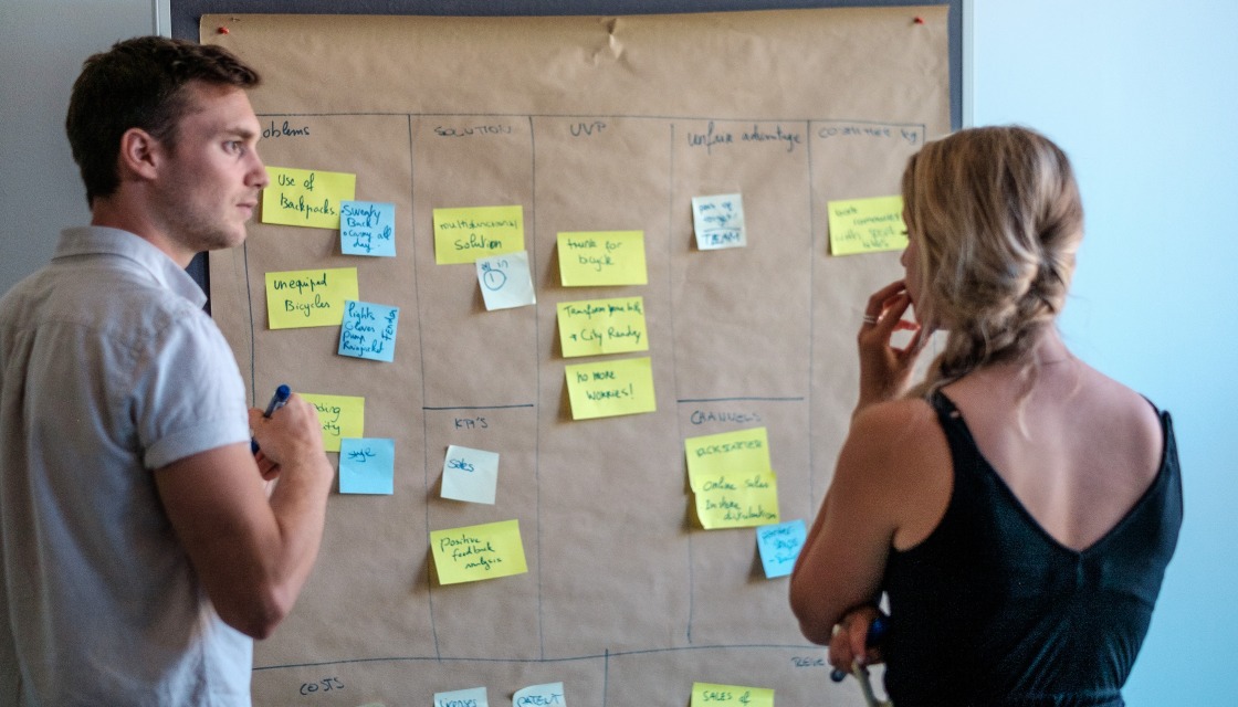 Studierende bei der Entwicklung von marktreifen Gründungsideen im Design Thinking Lab des Startup Incubators Berlin.