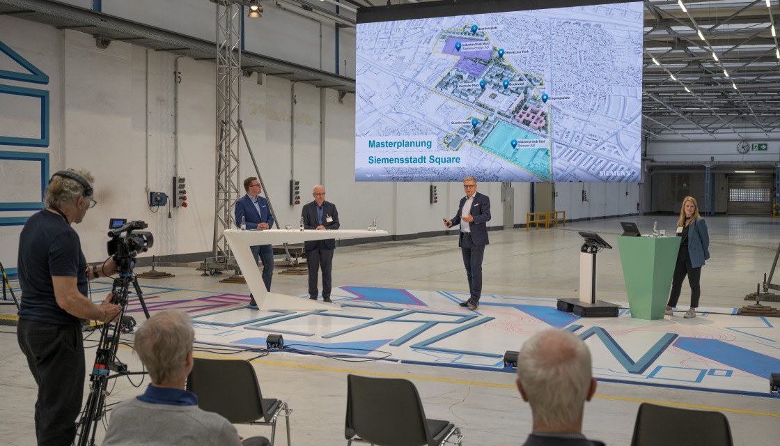 Stefan Kögl gived an overview of the high utilization mix of the Siemensstadt Square construction project