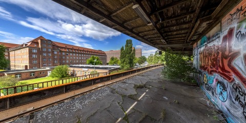 Photo of the old station of Siemensbahn with the view of Siemensstadt