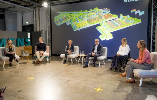 Foto des Bürgerforums der Siemensstadt Square im Oktober 2021, Stuhlkreis der Forumsteilnehmer vor Ort