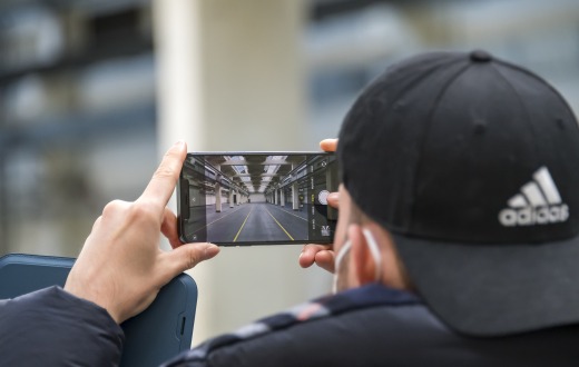 Junger Student fotografiert das Innere der Schaltwerkhalle | Bild © Etienne Girardet