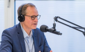 Michael Müller talks into the microphone for the Siemensstadt podcast